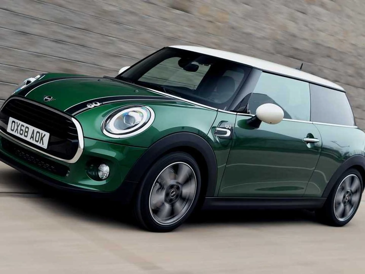 Mini Cooper 60 Years resgata pintura do automobilismo inglês por R