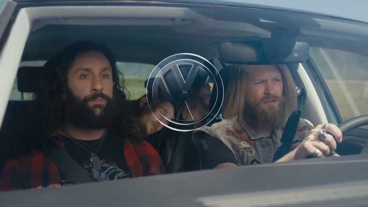 Volkswagen Golf, komik reklamda metalcileri kurtarıyor