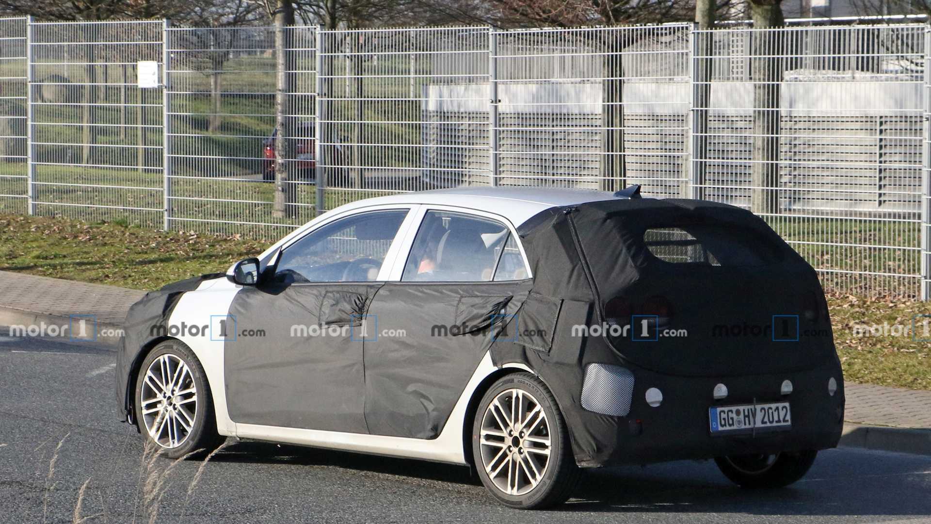 2021-kia-rio-facelift-spy-photo.jpg