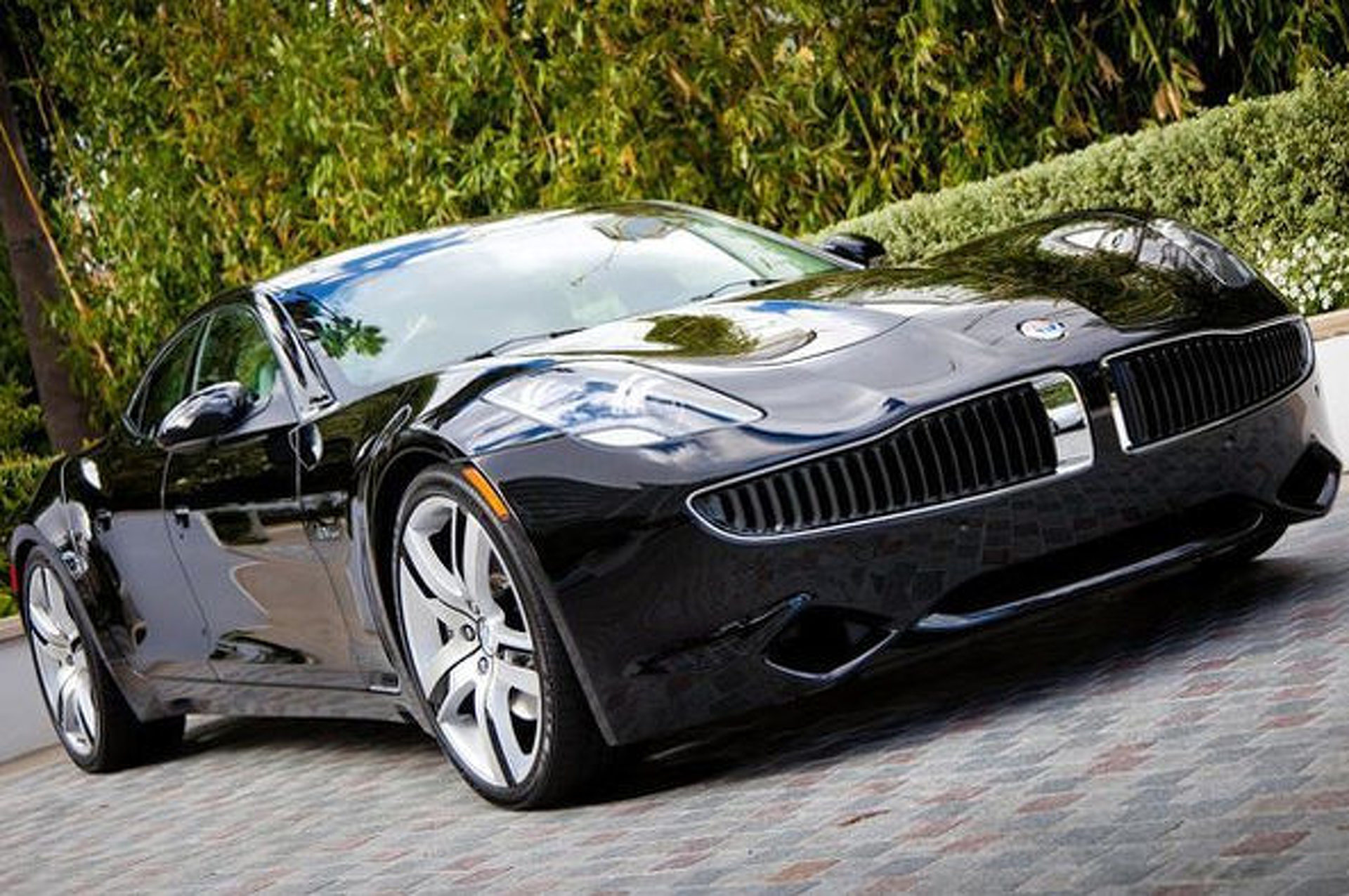 Katy Perry Buys Her Assistants Five Fisker Karmas for $500K