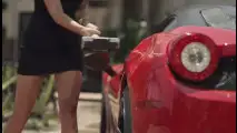 Ferrari 458 Italia presa a martellate