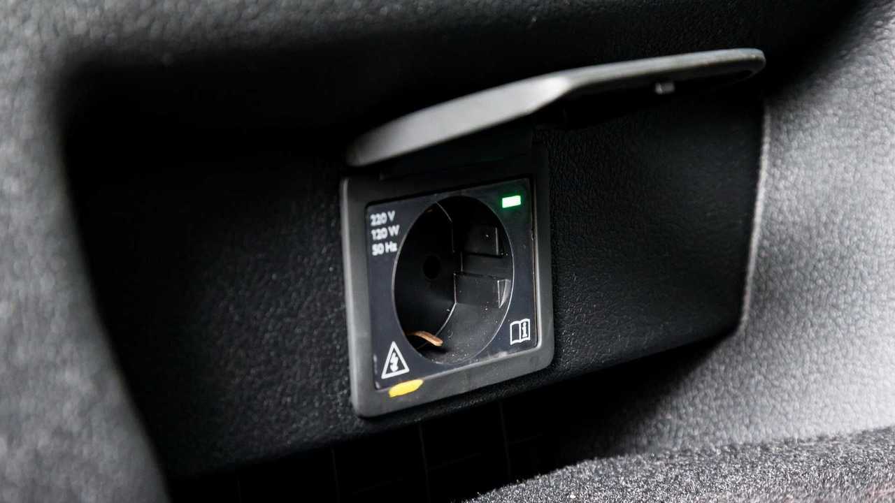 Peugeot Traveller Business VIP, бортовая розетка на 230 Вольт