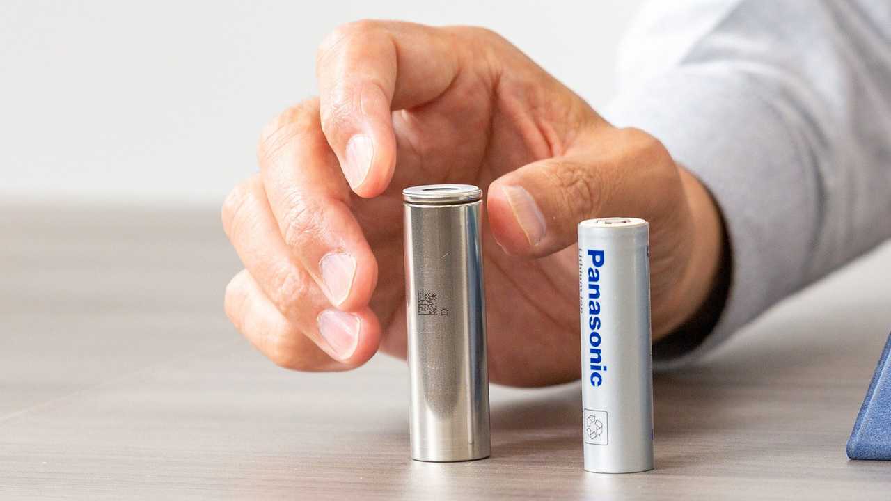 Panasonic Batteries: On the left is the latest 2170, and on the right is the 1865, which is also used in notebook PCs.