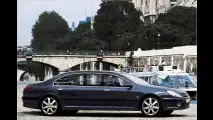 Der gerade abgelöste Präsident Sarkozy fuhr bei seiner Amtseinführung im Jahr 2007 mit einem Peugeot 607 Paladine.