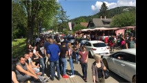 An der Hauptflaniermeile sind in diesem Jahr erstmals Bänke aufgestellt, so dass die Fans die vorbeirollenden Autos checken können