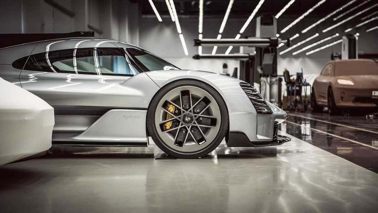 Porsche 919 Street und Macan-Tonmodell (Bildquelle: Motor1.com Deutschland)