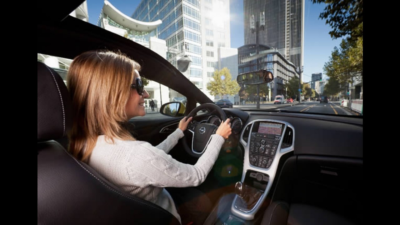 Opel Astra GTC: Agora com vista panorâmica