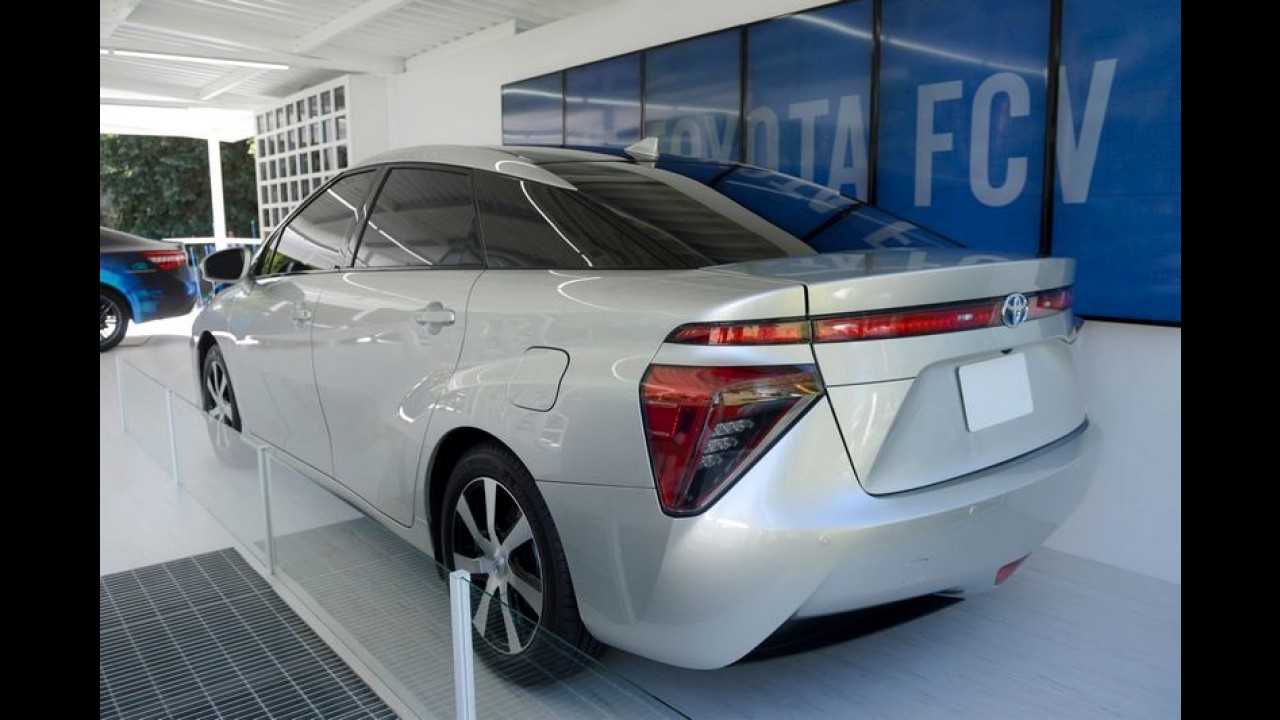 Este é o novo Toyota FCV movido a hidrogênio na versão norte-americana