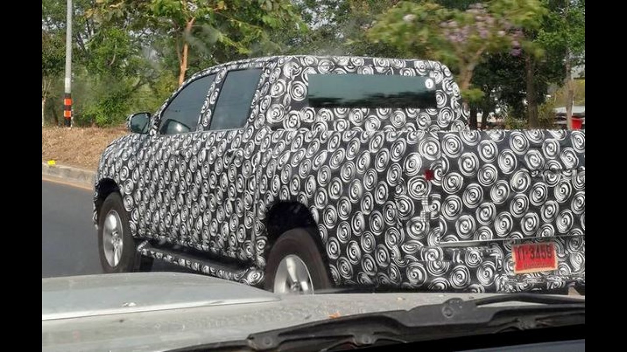 Flagra: novo Toyota SW4 já roda com menos camuflagem