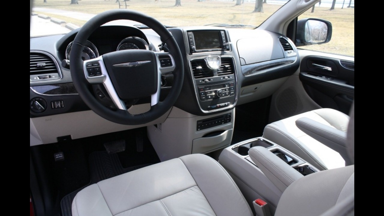 Chrysler Town & Country 2011 chega oficialmente por R$ 173.900