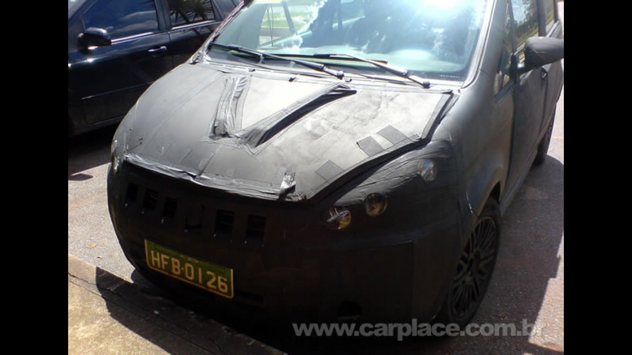 Leitor flagra Novo Fiat Idea 2011 camuflado - Modelo terá nova dianteira