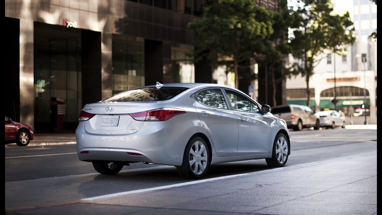 Hyundai Elantra ganha novos itens de série no Brasil