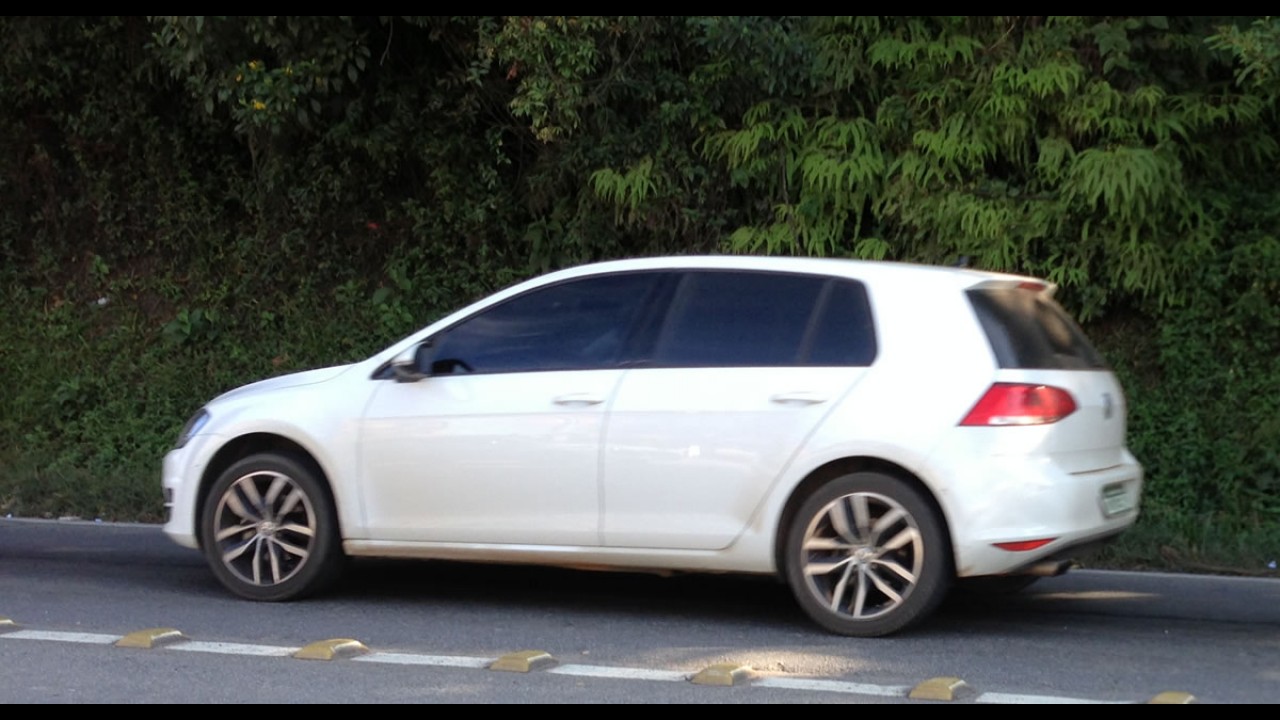 Flagra: novos Golf VII e Audi A3 nas cercanias da fábrica da VW