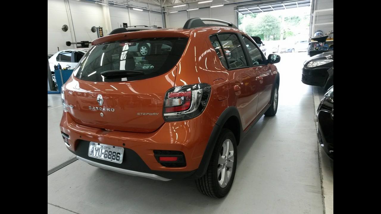 Flagra: novo Sandero Stepway 2015 aparece sem disfarces antes do Salão do Automóvel