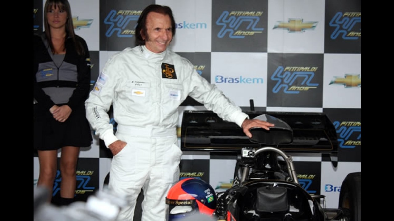 VÍDEO: Emerson Fittipaldi pilota a Lotus 72 pelas ruas de São Paulo