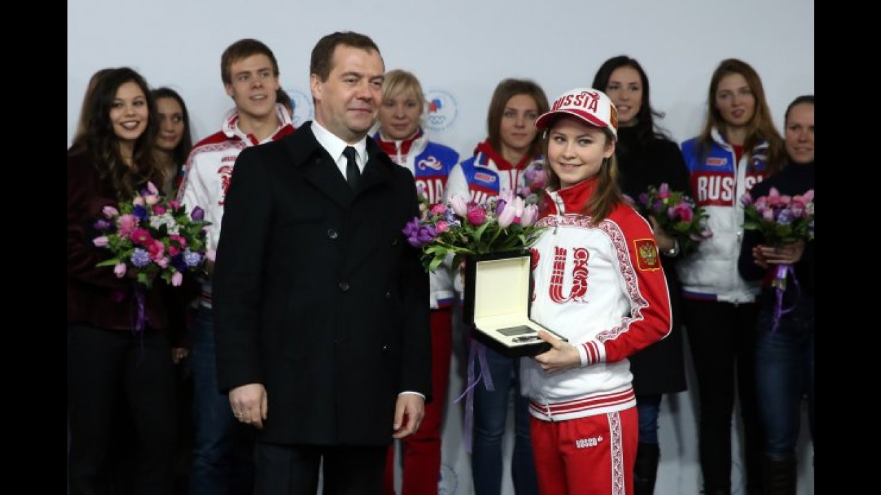 Premiação estrelada: medalhistas olímpicos russos ganham modelos da Mercedes