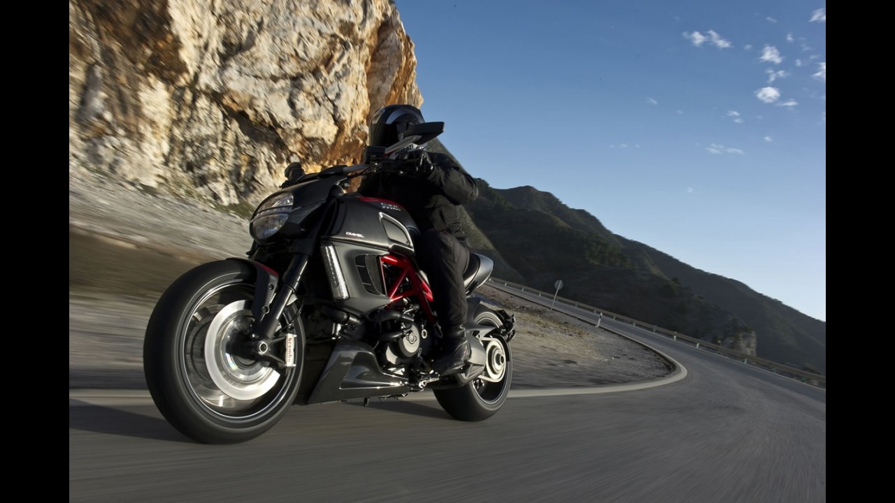 "Diavélica": Ducati Diavel alia ciclística custom e poderio de esportiva