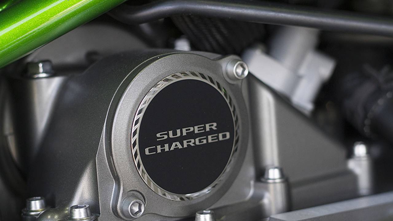 VIDEO: Kawasaki H2R Drag Races Bugatti Veyron, Nissan GT-R and McLaren 12C