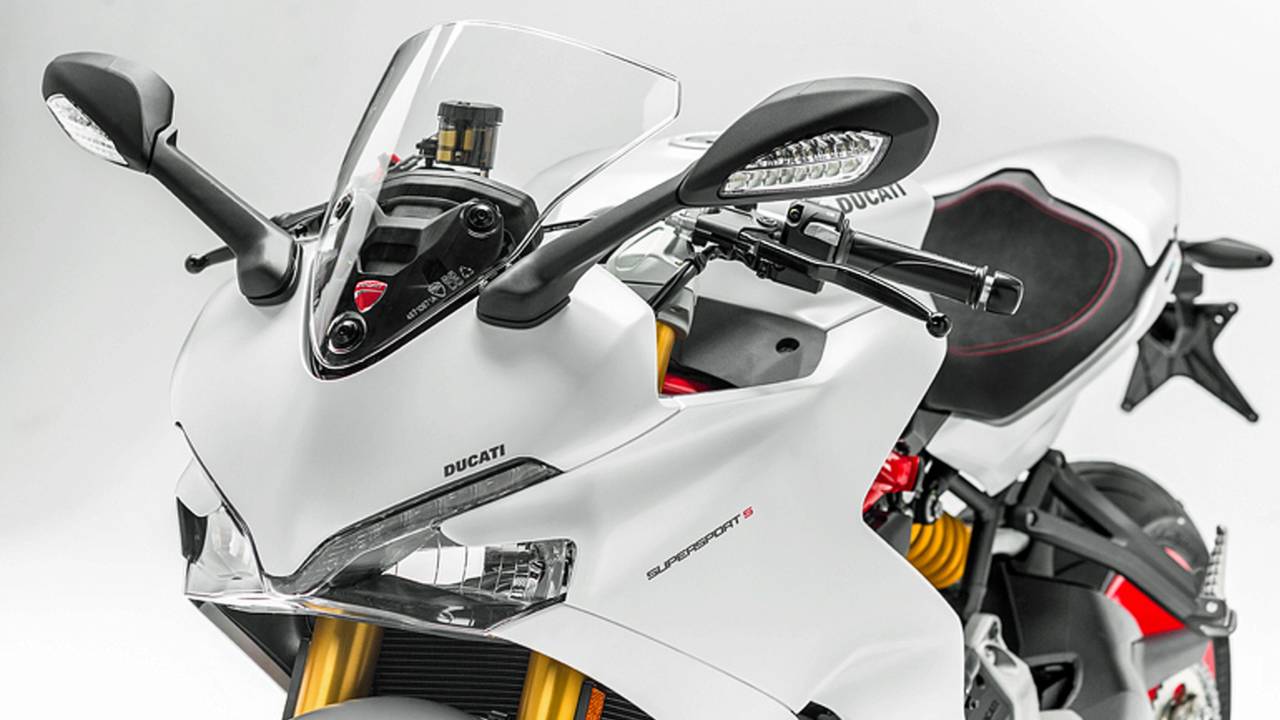 <strong>The SuperSport range includes a SuperSport S version featuring fully adjustable Öhlins suspension, the Ducati Quick Shift up/down system and a rear seat cover: the latter are also available as accessories for the SuperSport.</strong>
