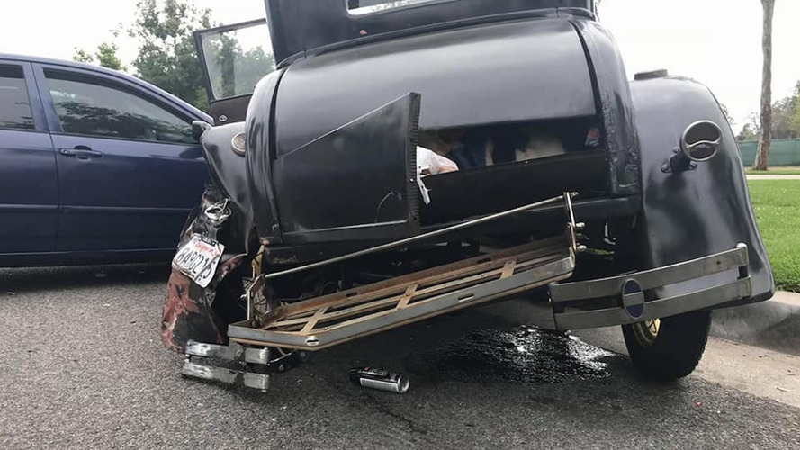 Un Toyota Corolla choca contra un Ford Model A