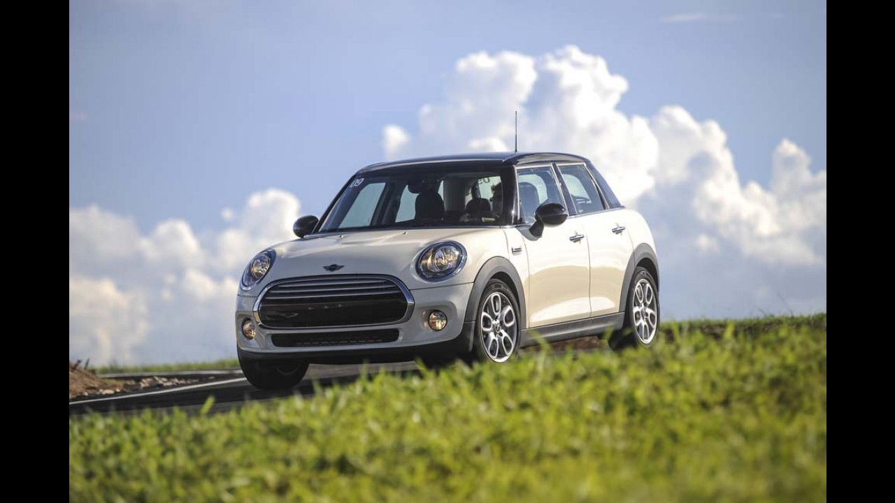 Volta Rápida: MINI Cooper 5 portas troca design por espaço