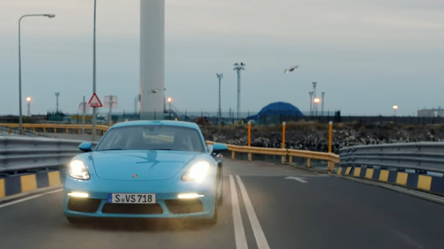 Une Porsche 718 Cayman affronte des drones