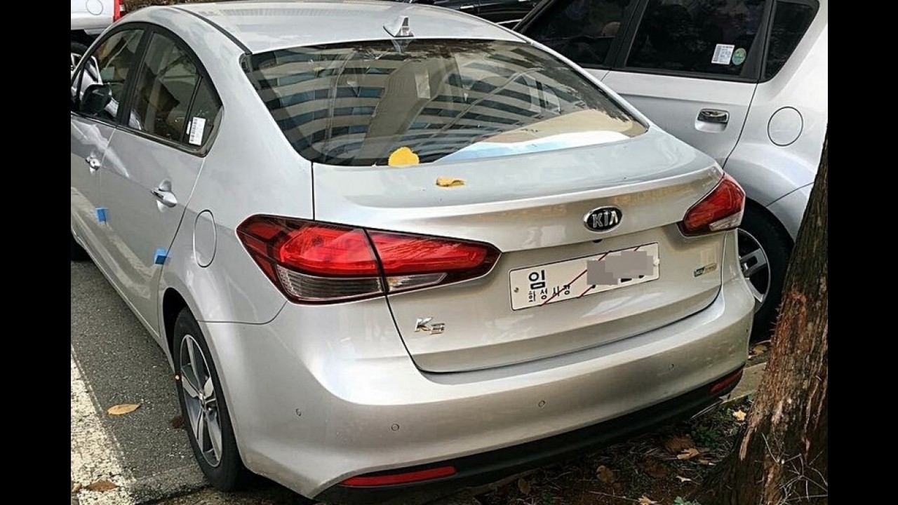 Flagra! Novo Kia Cerato aparece sem disfarces antes da estreia