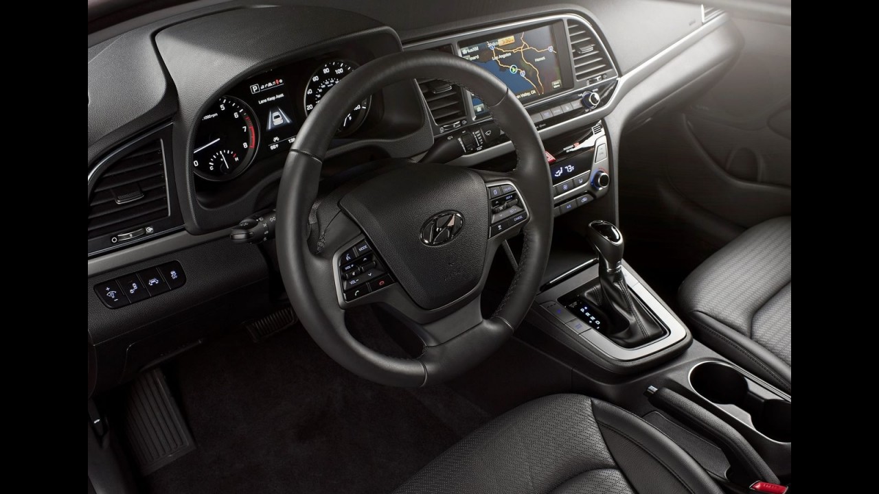 Segredo: Novo Hyundai Elantra deve chegar assim que acabar estoque do atual