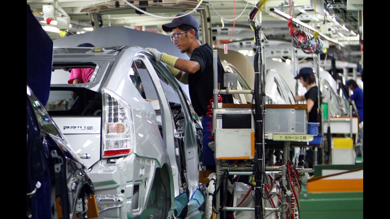Prius ganha revisão com mesma tabela de preços do Corolla no Brasil