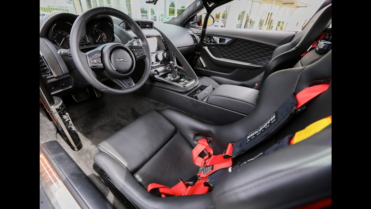 Jaguar leva clientes para "passeio" de F-Type a 321 km/h em Nürburgring