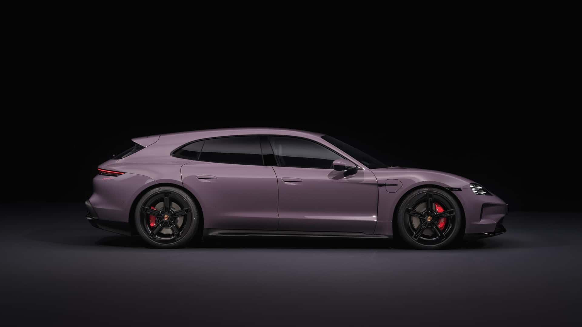 https://cdn.motor1.com/images/mgl/Kb19x1/s1/porsche-taycan-sport-turismo-2024.jpg