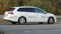 Foto spia del lifting facciale della Volkswagen Golf Variant 2024
