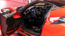 Ferrari SF90 XX Stradale fährt auf der Strecke in Fiorano die schnellste Runde für Straßenfahrzeuge
