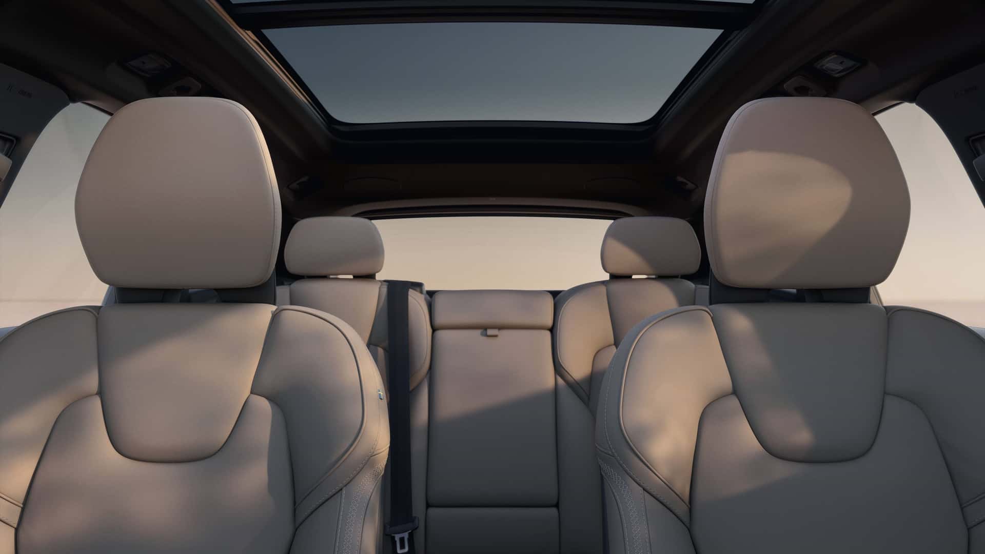 https://cdn.motor1.com/images/mgl/Kb8P3b/s1/2026-volvo-xc60.jpg