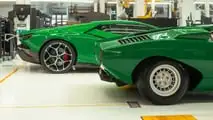 Lamborghini Countach y Revuelto se reúnen en la fábrica