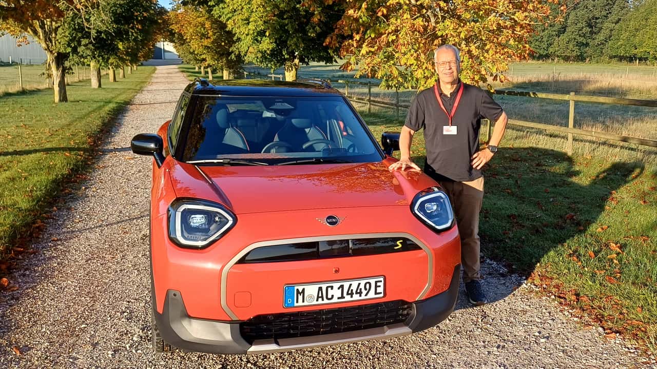 Mini Aceman SE (2025): Der Autor mit dem Fahrzeug in Frontansicht