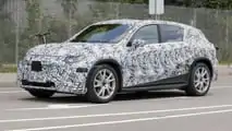 Foto spia del SUV Mercedes EQC di nuova generazione