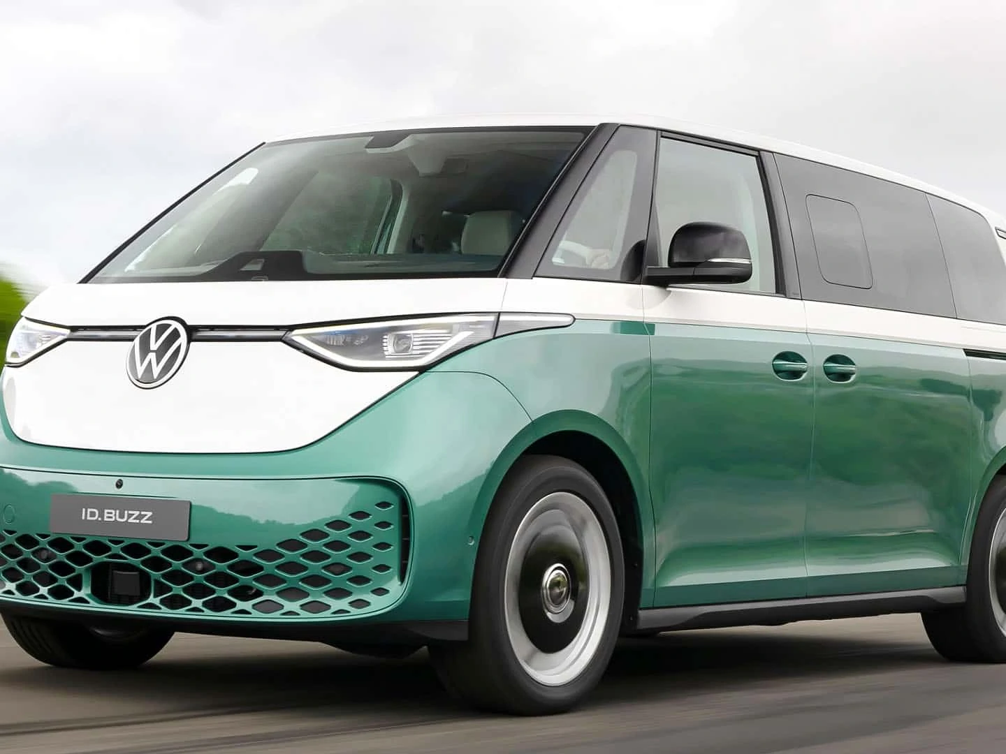 VW Kombi elétrica (ID. Buzz) é revelada na versão de 7 lugares