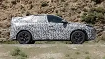 Foto spia con vista laterale della Peugeot 3008 del 2024