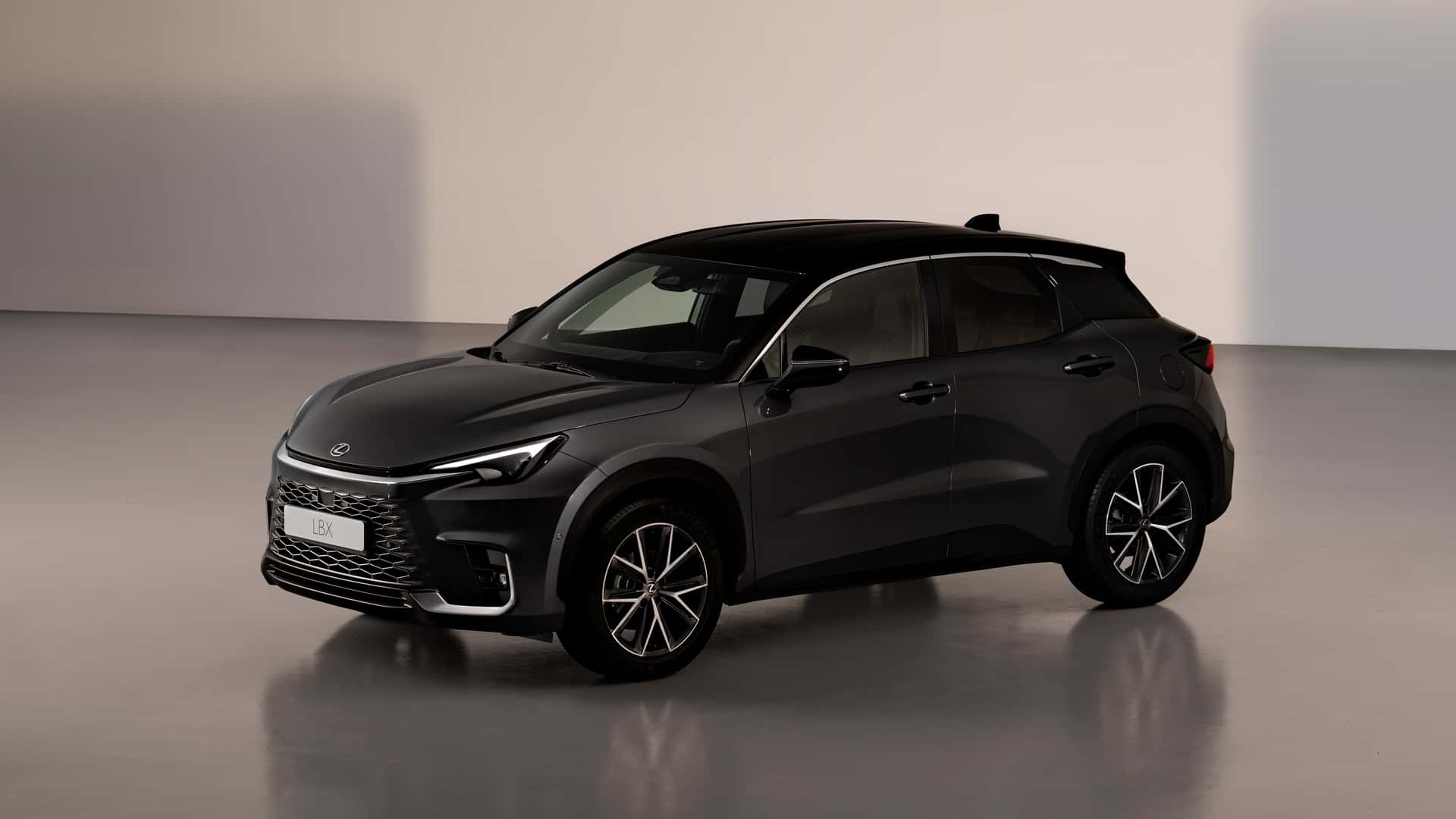 https://cdn.motor1.com/images/mgl/KbBvY0/s1/foto---lexus-lbx-2023-photogallery---immagini.jpg