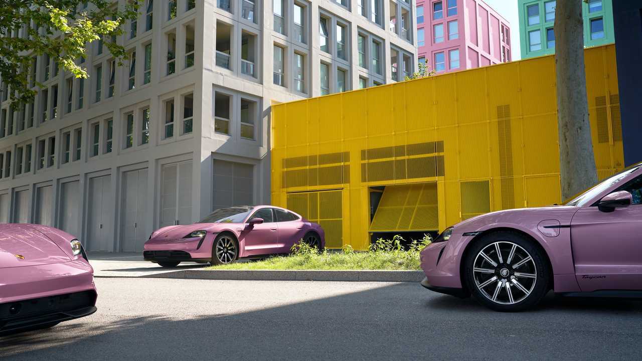 Le immagini delle Porsche Taycan rosa scattate da Tomek Makolski