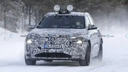 Audi Q6 E-Tron с серийной оптикой: первые фото 2023 Audi Q6 E-Tron New Spy Shots On Snow Wearing Production Headlights and Taillights