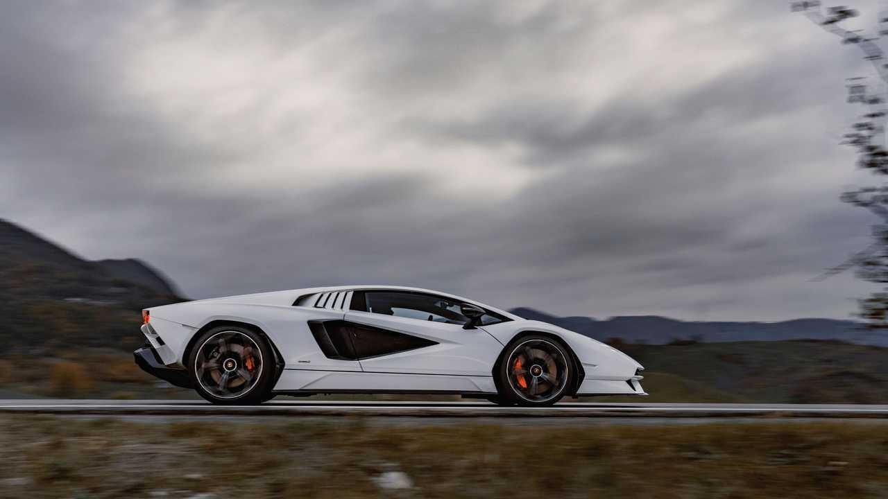 Foto - Lamborghini Countach LPI 800-4, per la prima volta in strada