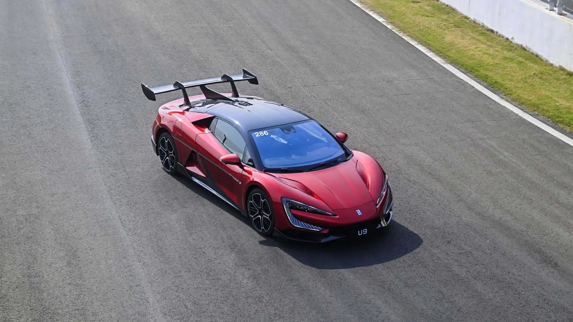 https://cdn.motor1.com/images/mgl/KbMKVb/s1/yangwang-u9-track-test.webp