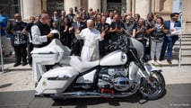 Erfolgreiche Versteigerung der von Papst Leo XIV. signierten BMW R 18 Transcontinental