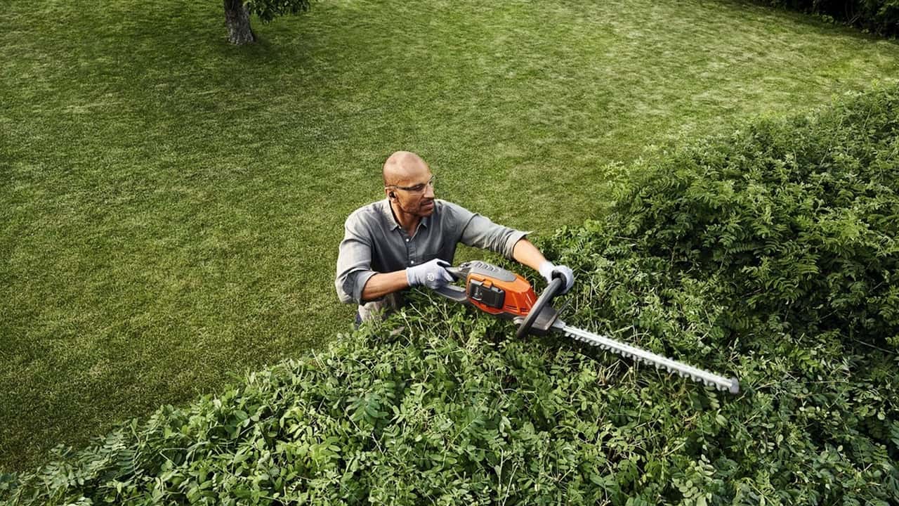 Husqvarna: soffiatore e tagliasiepi a batteria per l’autunno