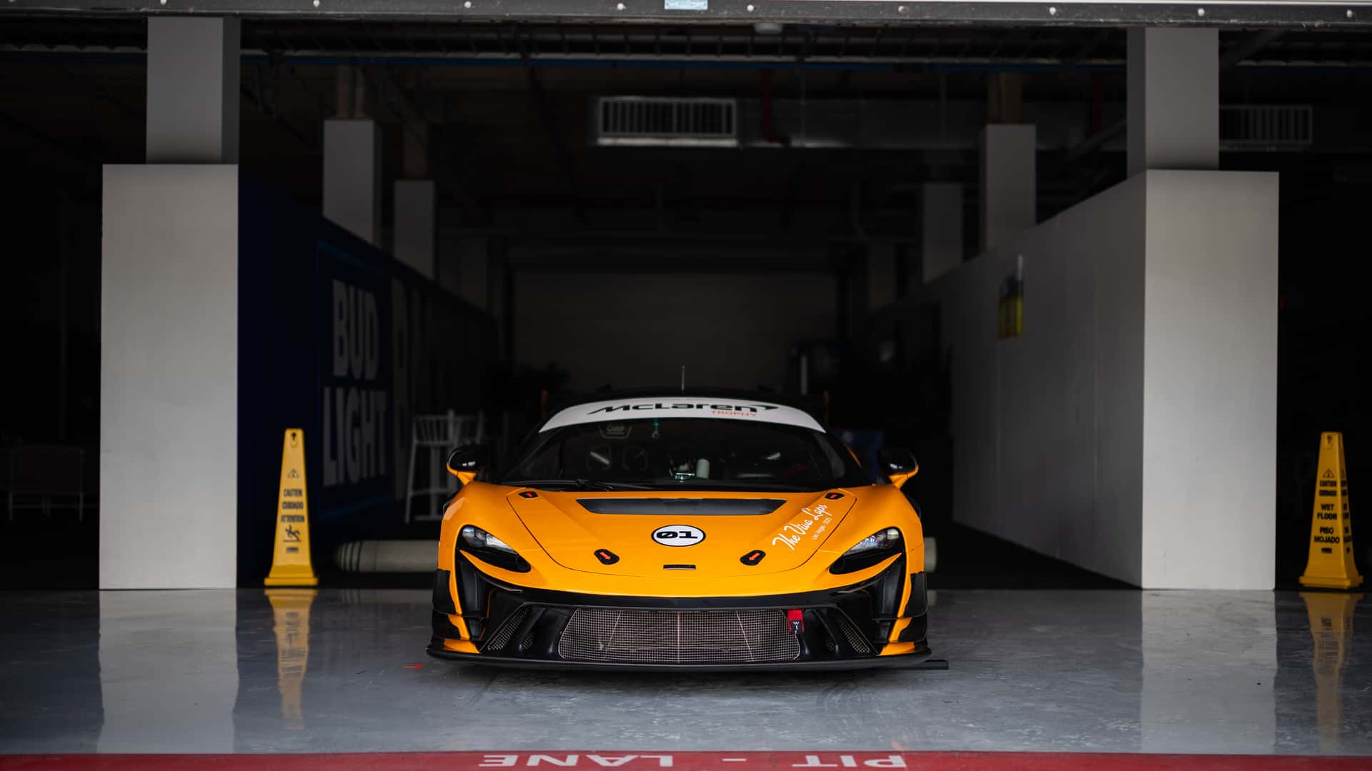https://cdn.motor1.com/images/mgl/KbMe3R/s1/miami-international-autodrome-mclaren-750s.jpg