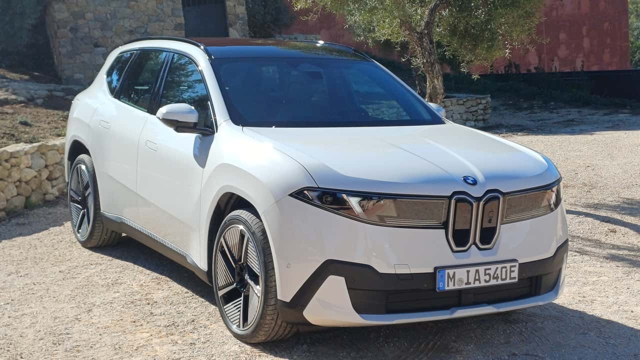 BMW iX3 in Weiß (Bild von der Präsentation in Spanien)