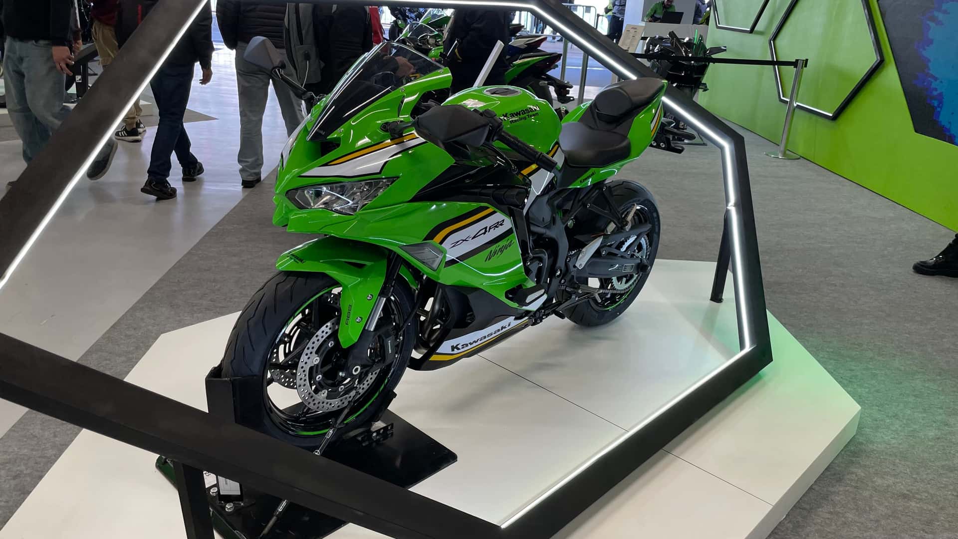 Kawasaki lança Ninja ZX4-RR e Versys 1100 2026 no Brasil