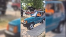 Dieser alte Fiat Panda ist nur 50 Zentimeter breit